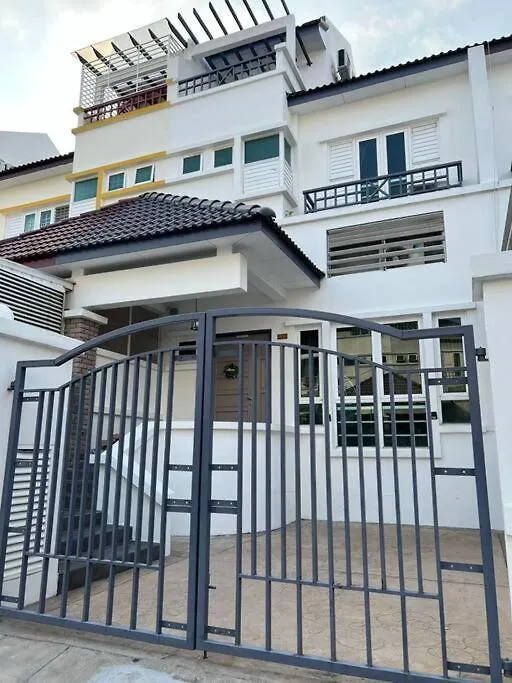 Karpalsinghdrive Seaside Georgetown 4R3B3P 15Pax Villa Maleisië